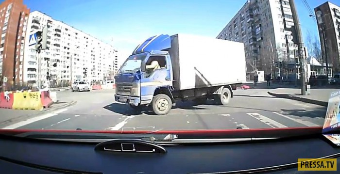 В Санкт-Петербурге грузовик сбил женщину