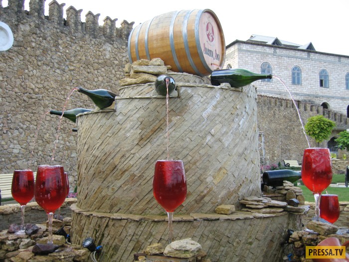 Топ 9: Самые необычные фонтаны, в которых струится не вода (10 фото)