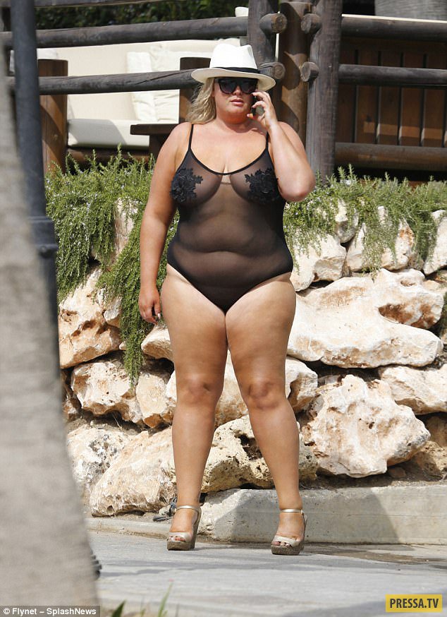 Аппетитная толстая женщина голая в парке