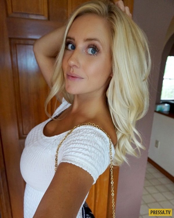 25 летняя блондинка на диване светит дойками