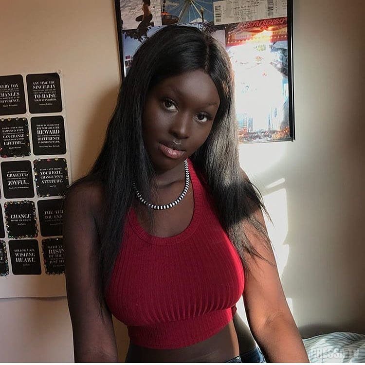 Негритянка студентка с пушистыми волосами сосет черный член 