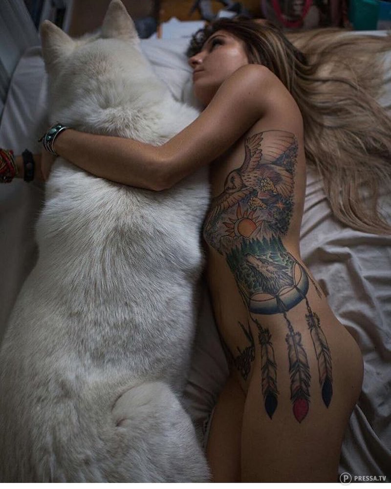 Татуированная Chayse Evans опробовала новую кровать для секса