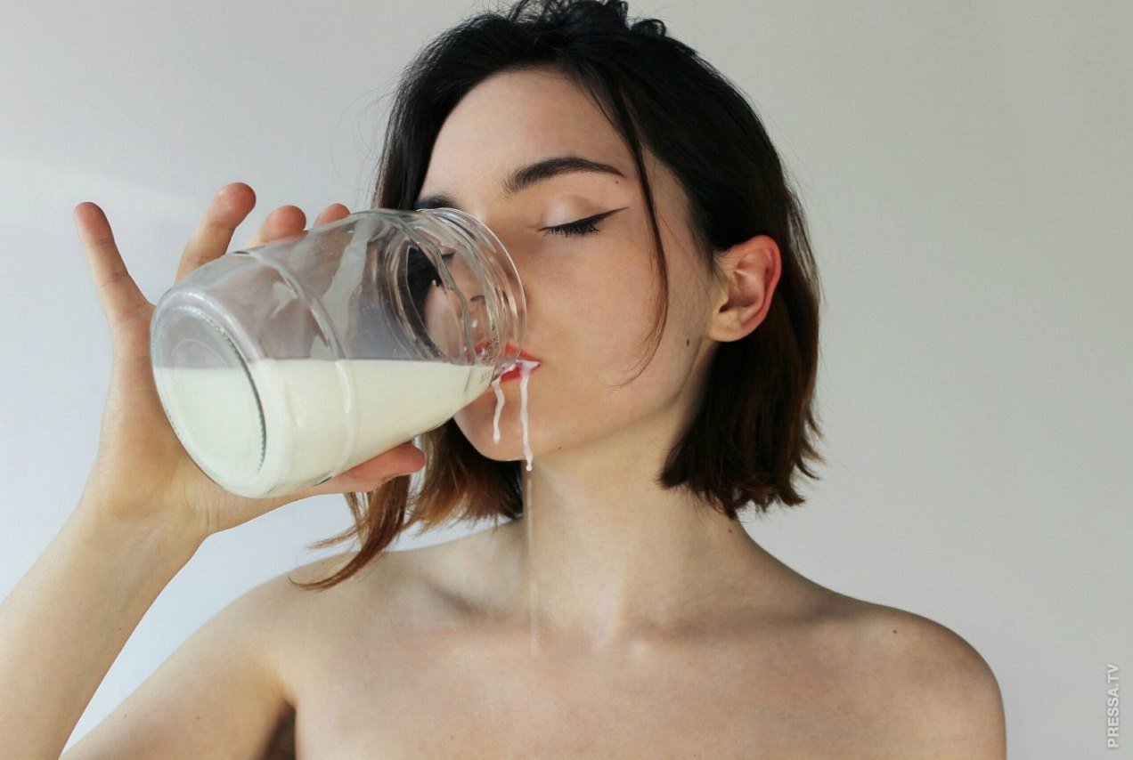 фото пьющая молоко