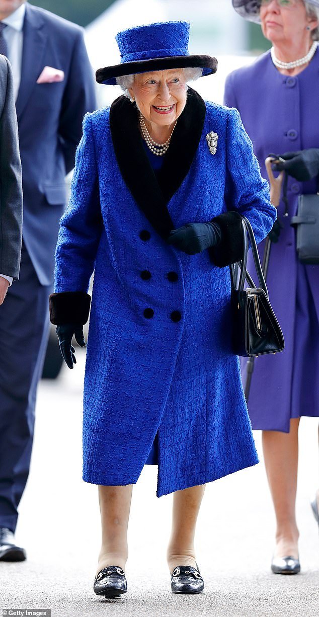 95-летняя королева Елизавета отказалась от премии "Старушка года"