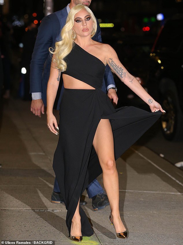 Леди Гага случайно повторила культовый момент Мэрилин Монро с развевающимся платьем