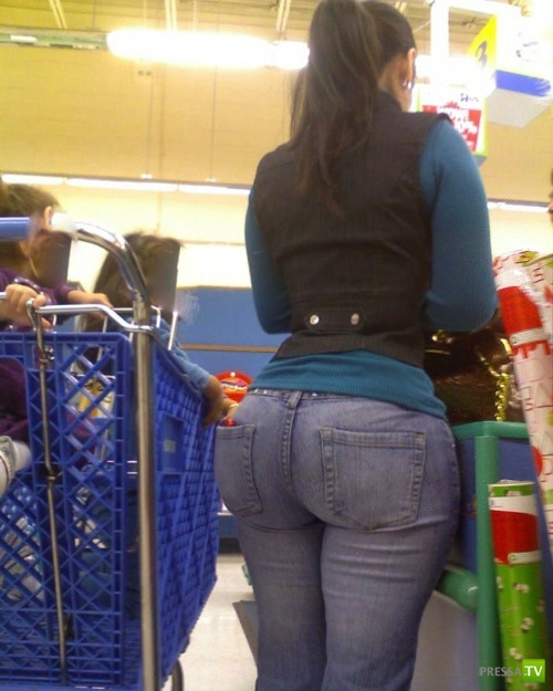 Сочная девушка в джинсах