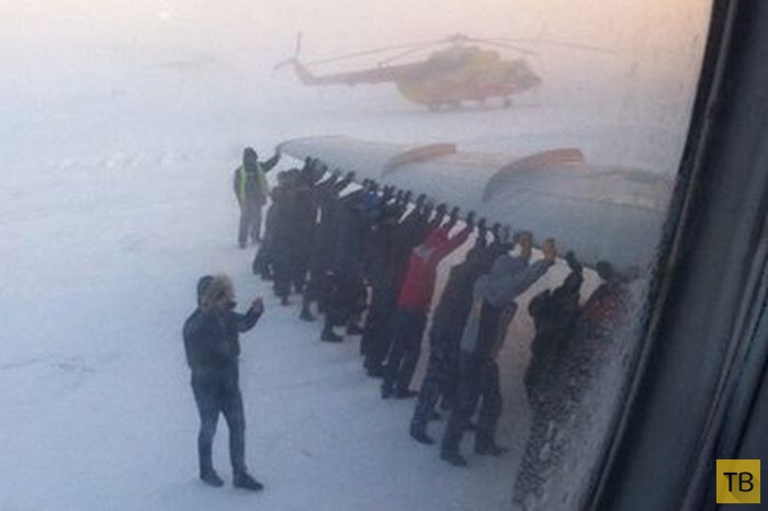 В Сибири пассажиры толкали самолет с замерзшим шасси (4 фото + 2 видео)
