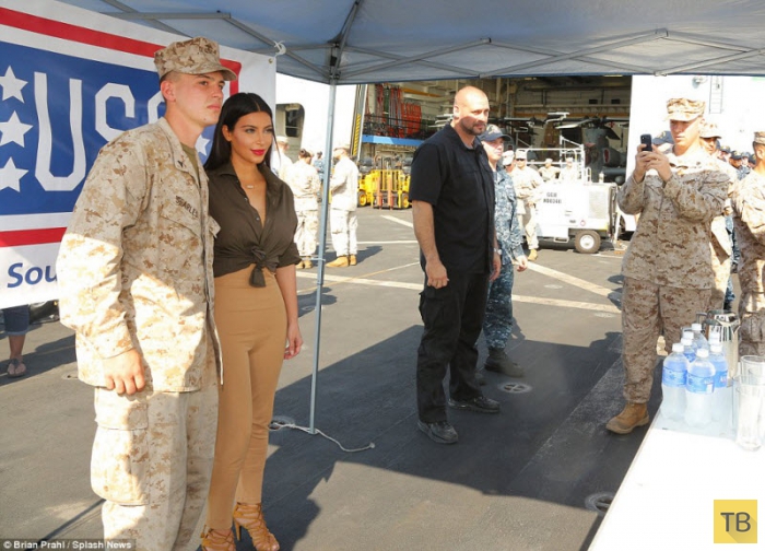 Ким Кардашян посетила авианосец в Абу-Даби (28 фото)