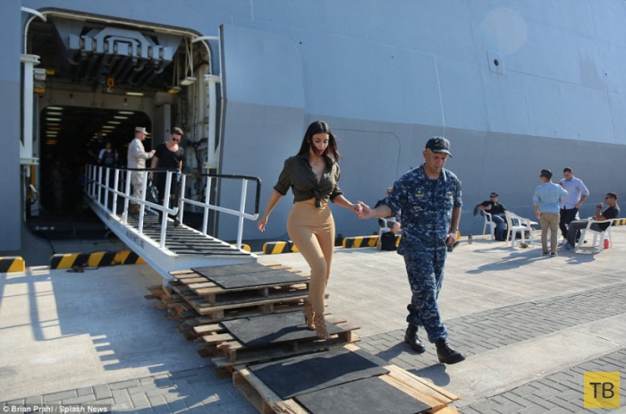 Ким Кардашян посетила авианосец в Абу-Даби (28 фото)