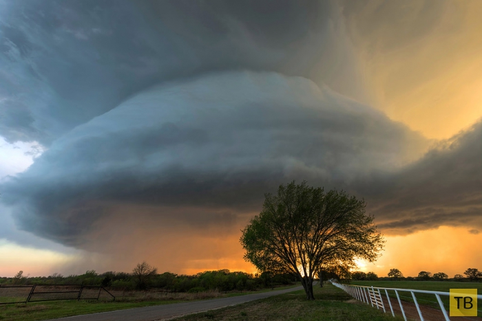Американский фотограф Mike Mezeul 15 лет фотографировал бури (14 фото)