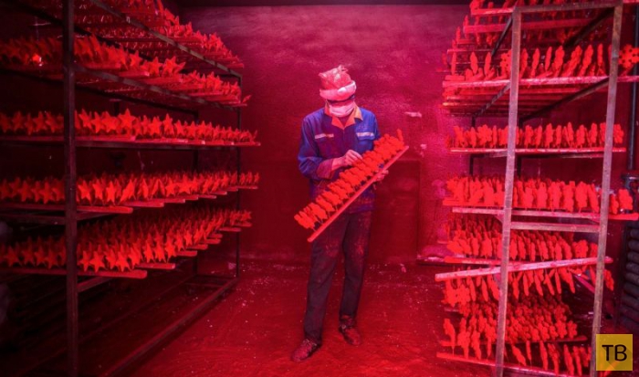 Китайская фабрика по производству новогодней пиротехники (16 фото)