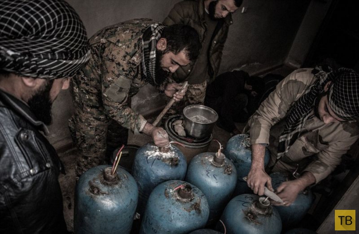 Самодельная пушка сирийских повстанцев стреляет газовыми баллонами (7 фото)