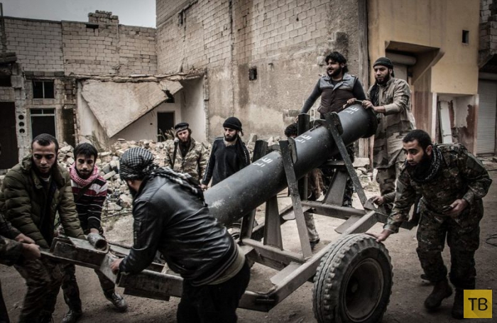 Самодельная пушка сирийских повстанцев стреляет газовыми баллонами (7 фото)