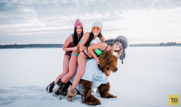 «Белые пляжи Сибири»  - девушки в купальниках на фоне зимних пейзажей (9 фото)
