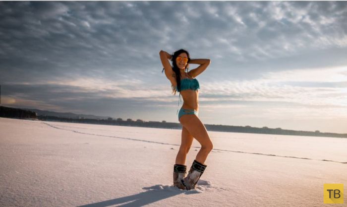«Белые пляжи Сибири»  - девушки в купальниках на фоне зимних пейзажей (9 фото)