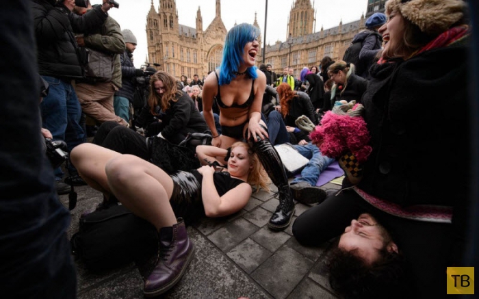 Акция протеста против закона о порнографии в Лондоне (17 фото)