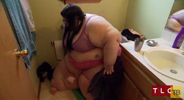 34-летняя американка Эмбер весит 300 кг (5 фото)