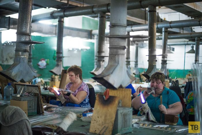Фоторепортаж с фабрики елочных игрушек в Клину (21 фото)