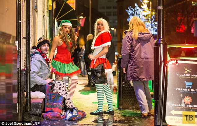 Рождественские вечеринки - "Безумная пятница" в Англии (34 фото)