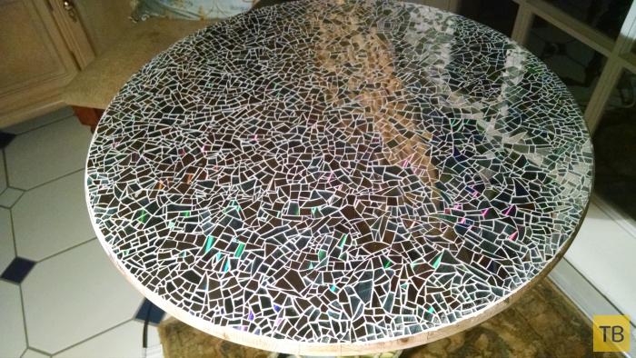 Мозаичный стол из старых компакт-дисков своими руками (10 фото)