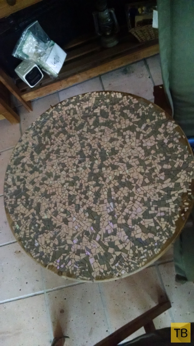 Мозаичный стол из старых компакт-дисков своими руками (10 фото)