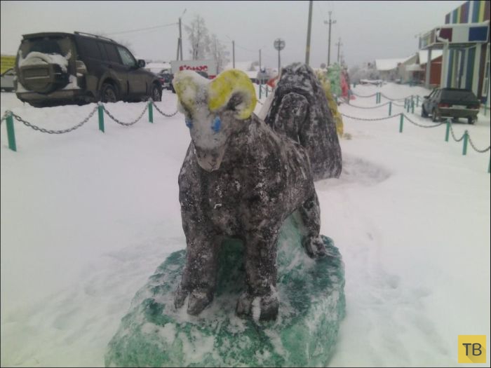 Яркие цветные снежные скульптуры из поселка Богатые Сабы, Татарстан (25 фото)