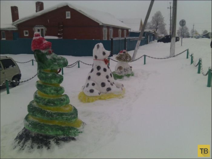 Яркие цветные снежные скульптуры из поселка Богатые Сабы, Татарстан (25 фото)