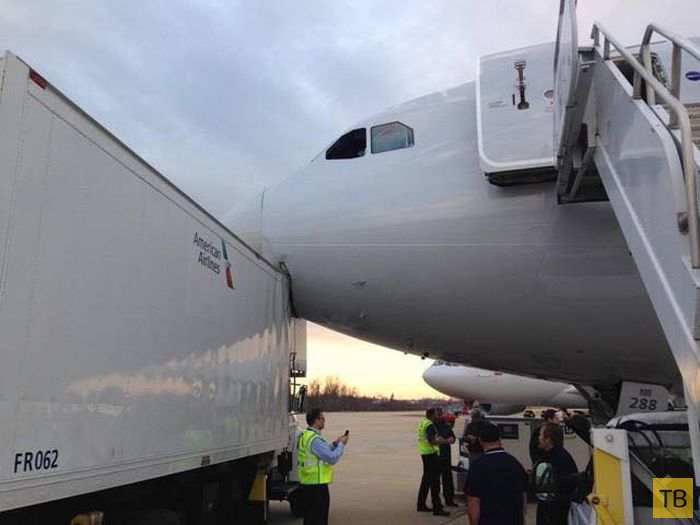 В трехместный авиалайнер Airbus въехал грузовик (7 фото)