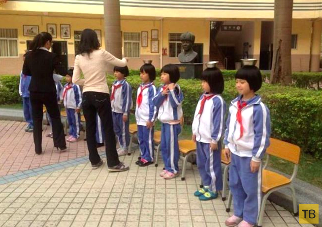 Как в школах Китая учат детей осанку держать (5 фото)