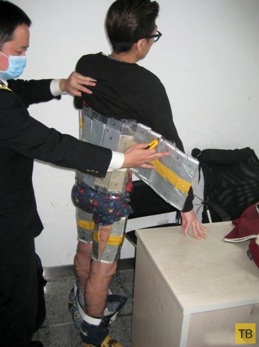 Контрабандист пытался провезти в Китай 94 айфона (2 фото)