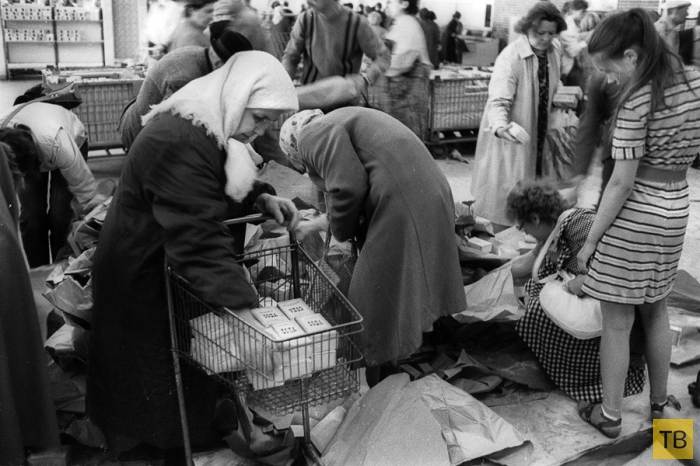 Уличная торговля в Москве во времена повального дефицита 90-х годов (49 фото)