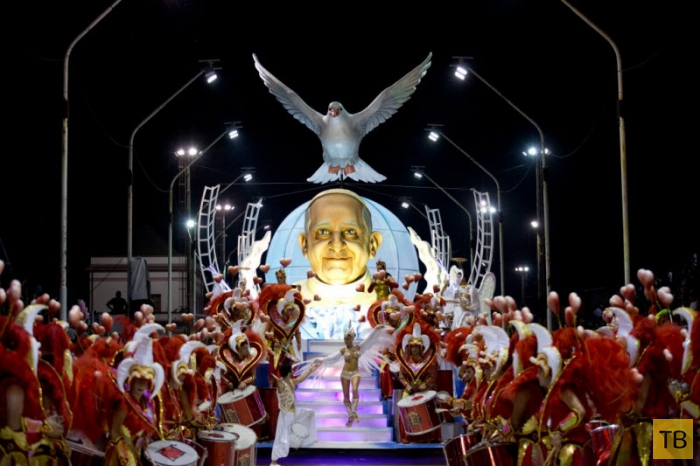 Необычное аргентинское шоу в честь Папы Римского (14 фото)
