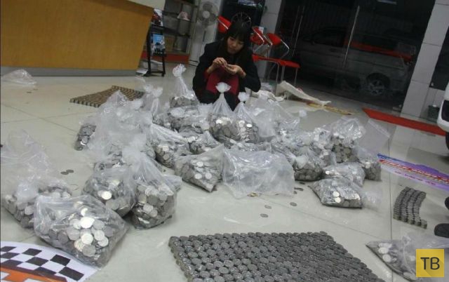 Китаец пришлось в автосалон с 85 пластиковыми пакетами денег (3 фото)