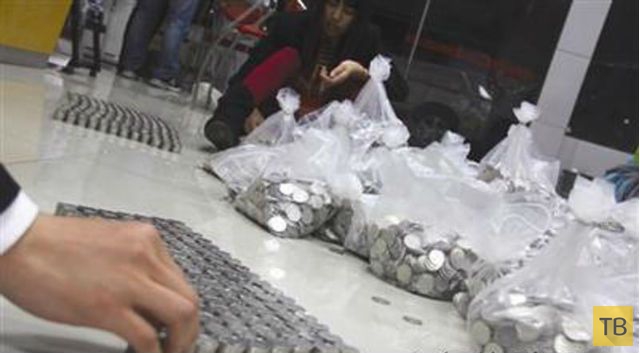 Китаец пришлось в автосалон с 85 пластиковыми пакетами денег (3 фото)