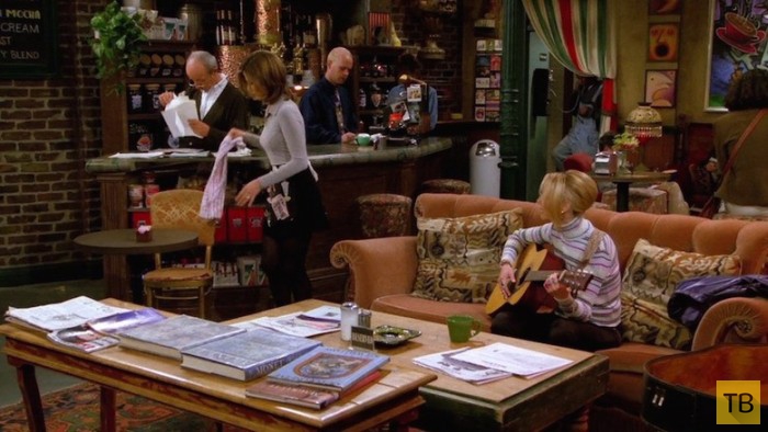 Как героям сериала "Друзья" удавалось 10 лет занимать один и тот же столик (9 фото)