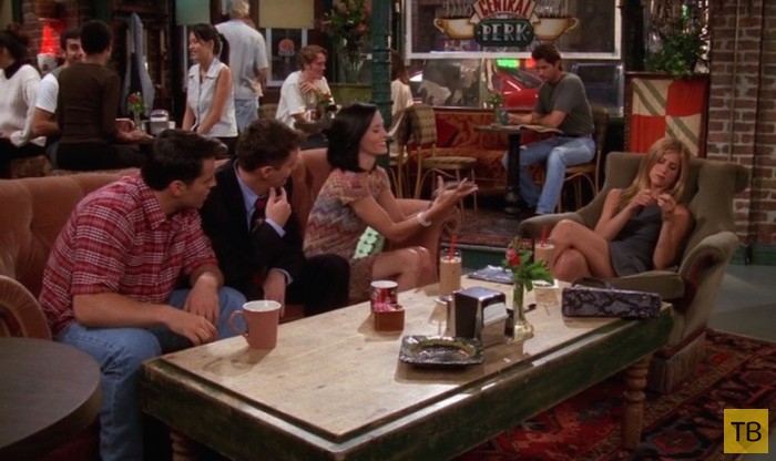 Как героям сериала "Друзья" удавалось 10 лет занимать один и тот же столик (9 фото)