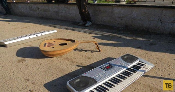 В «Исламском государстве» музыкантов высекли за игру на синтезаторах (6 фото)