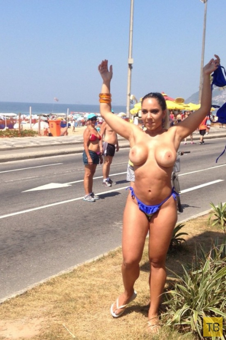 (18+) Бразильянки в Рио-де-Жанейро оголили грудь в знак протеста (36 фото)