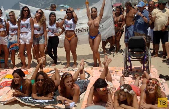 (18+) Бразильянки в Рио-де-Жанейро оголили грудь в знак протеста (36 фото)