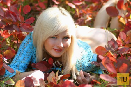 Симпатичная блондинка на осенней листве (13 фото)