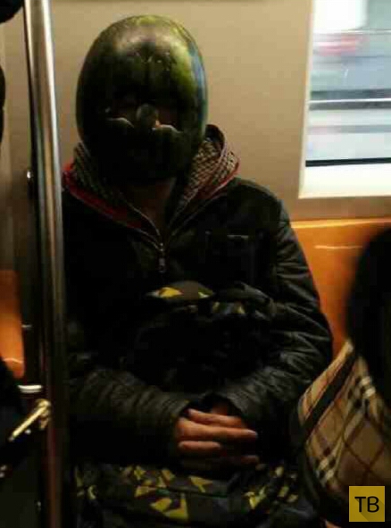 Странный и загадочный человек-арбуз из китайского метро (5 фото)