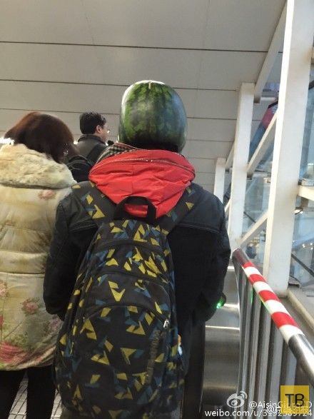 Странный и загадочный человек-арбуз из китайского метро (5 фото)