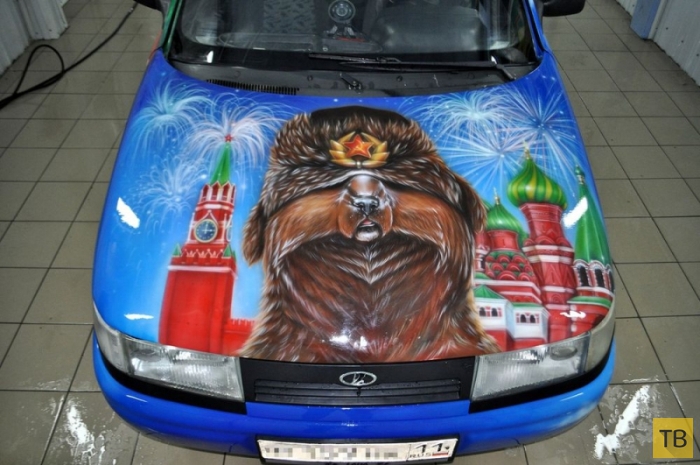 Дочь расписала автомобиль отца "ВАЗ-2110" патриотическими рисунками (14 фото)