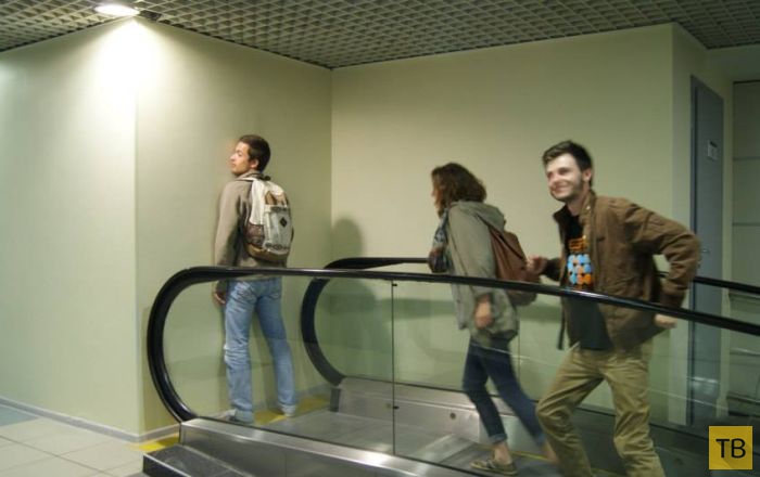 Странный эскалатор в российском аэропорту (5 фото)