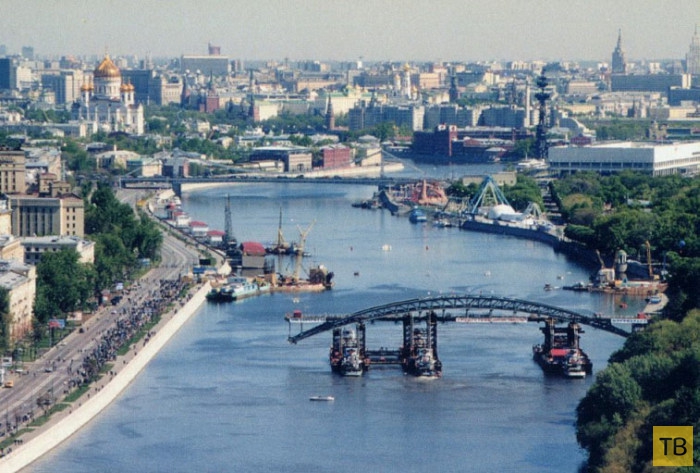 Как в Москве перемещали Андреевский мост (8 фото)
