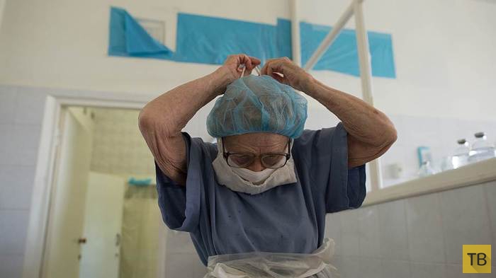 87-летняя Алла Левушкина - старейший хирург России (11 фото)