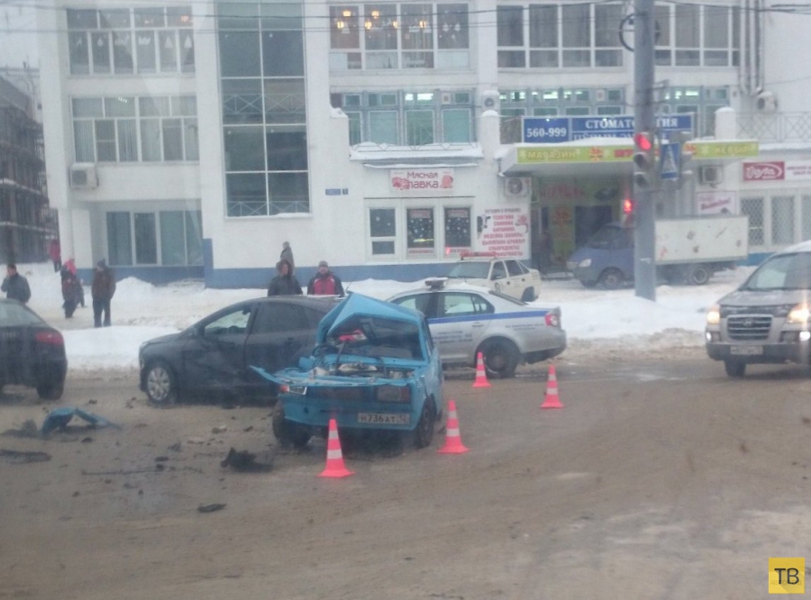 Столкновение трех машин на перекрестке Ленинского проспекта и ул. Петрова, г. Йошкар-Ола