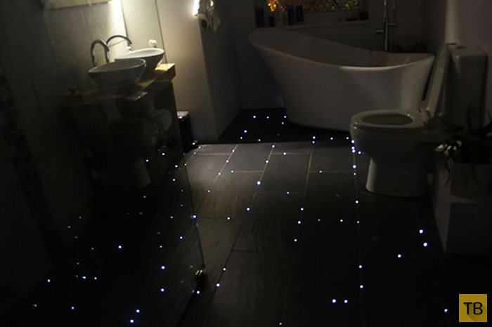 Ночное звездное небо на полу ванной комнаты (5 фото)