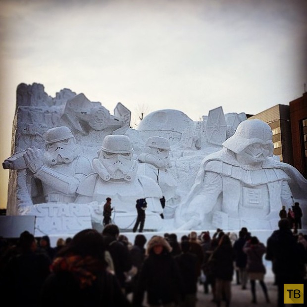 Снежная скульптура Дарта Вейдера и имперских штурмовиков в Саппоро (12 фото)