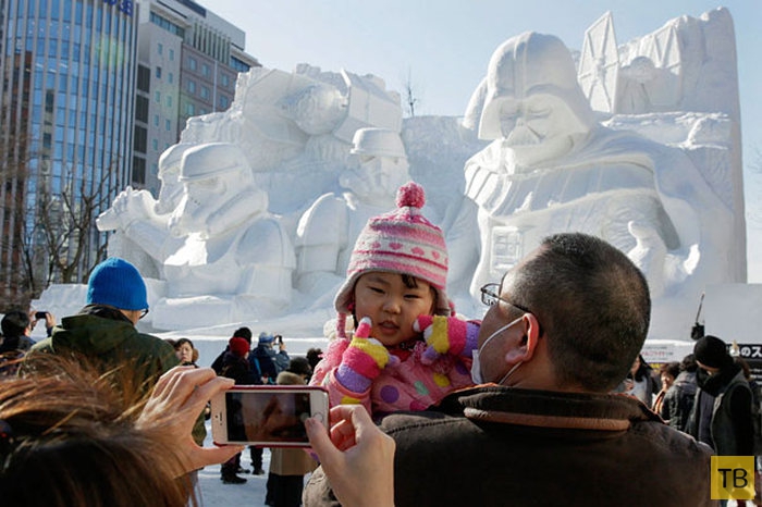 Снежная скульптура Дарта Вейдера и имперских штурмовиков в Саппоро (12 фото)